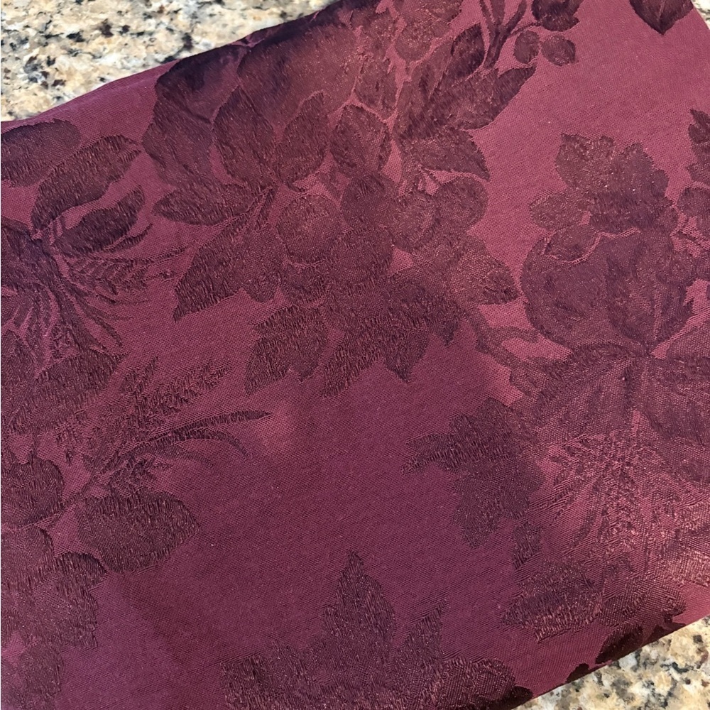 ▪️Dark Floral Tablecloth
